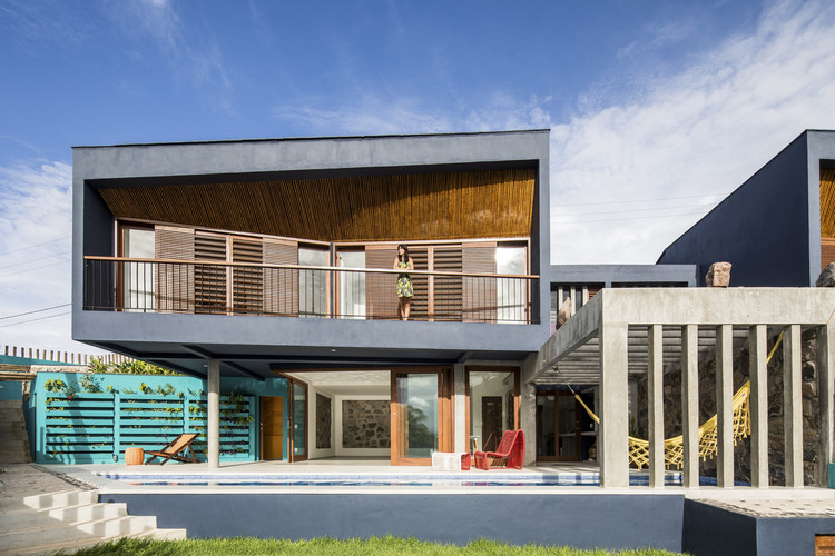 Casa urbana com varanda ampla e jardim (exemplo ilustrativo)
